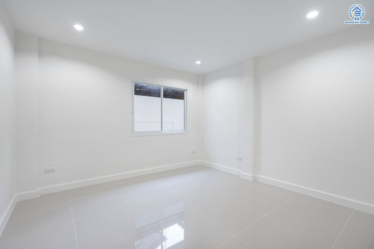 บ้านมือสองตกแต่งใหม่ หลักสี่แลนด์ ดอนเมือง บ้านแฝดหลังใหญ่ เนื้อที่ 35 ตร.ว. ฟังก์ชัน 3 ห้องนอน 2 ห้องน้ำจอดรถได้ 1 คัน บนทำเลดีที่สุด ใกล้สนามบินดอนเมือง ทางด่วน "ศรีสมาน" และรถไฟฟ้าสายสีแดง "สถานีการเคหะ"...